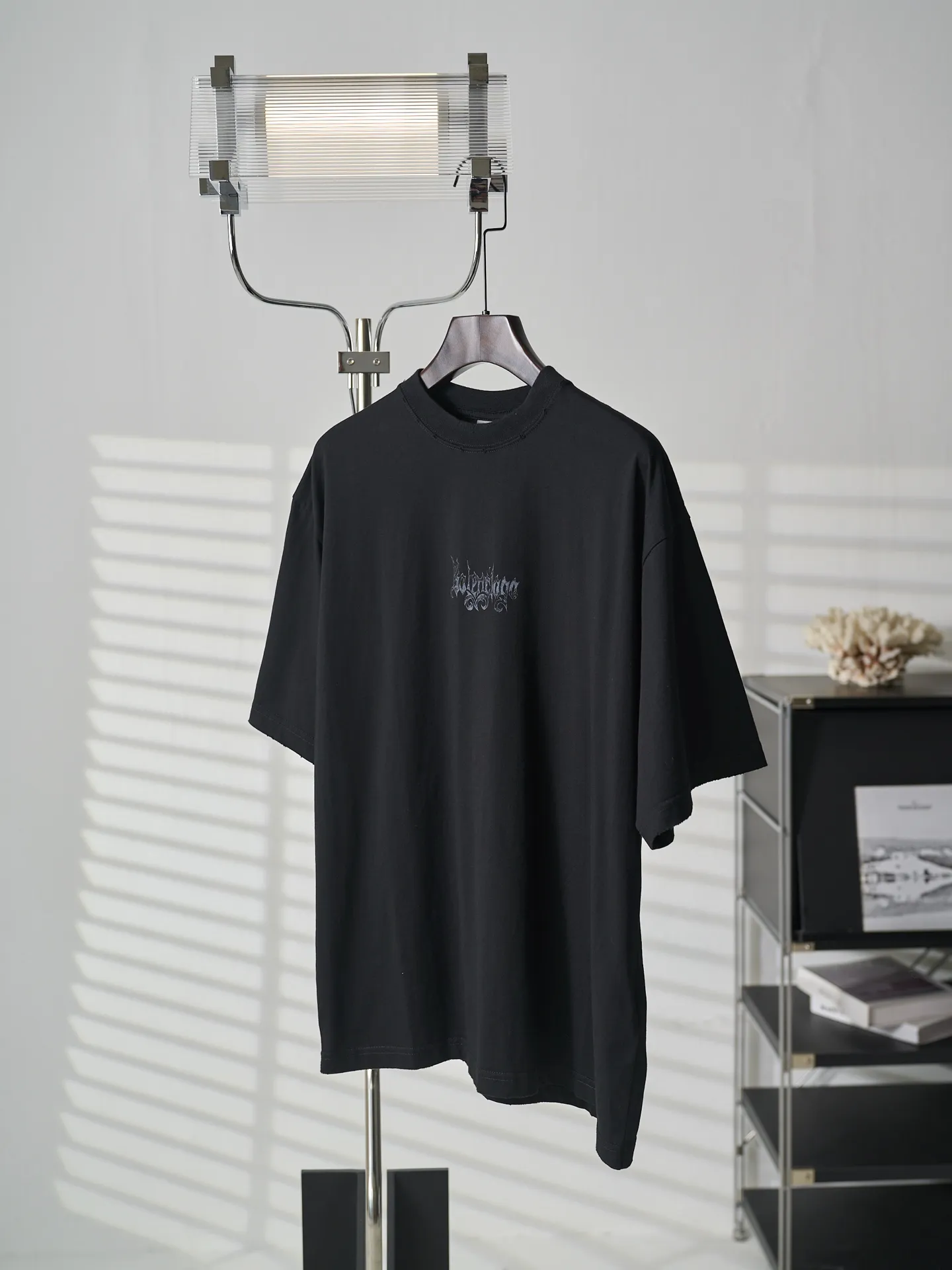 Balenciaga/ T 【In Stock】XS S M L ：24 / 185G ：32 1×1 / 270G 24 ， 。 、 ， ， ； ， 。 32 ， ， ， 。 。 ， ， 。 ， ， Breathable、 。 ， 、 ， ， ，Breathable 。 ； 。 ， Retro 。